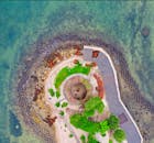 一架无人机拍摄了印度尼西亚东努沙登加拉岛一座历史悠久的沿海建筑，它被清澈的海水环绕