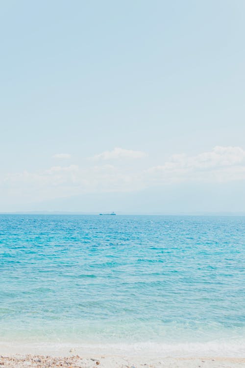 Foto profissional grátis de água azul claro, envio, litoral