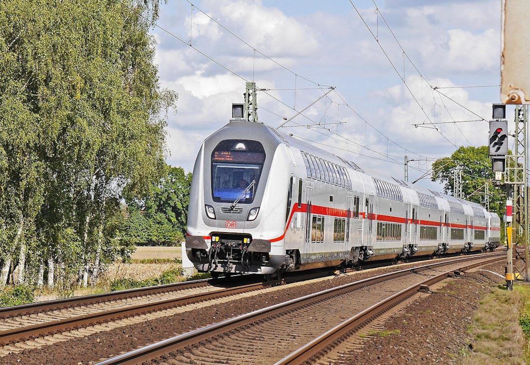Treno Grigio E Rosso Durante Il Giorno