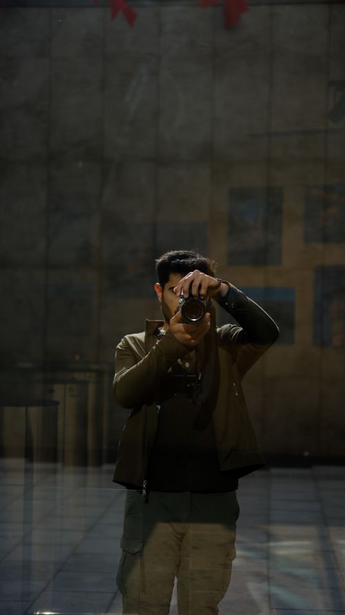 Free A photographer captures his reflection in Gaziantep, Türkiye, blending art with surroundings. Stock Photo