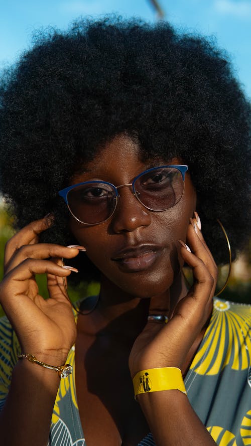 Afrikalı kadın, afro saç, berrak içeren Ücretsiz stok fotoğraf