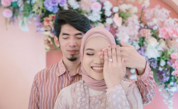 A happy couple in traditional clothing, celebrating their wedding day with love. - Fotografer Sidoarjo