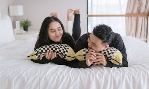 Kostenloses Stock Foto zu asiatisches paar, bett, ehefrau