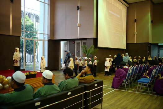 Young students in traditional attire at a school graduation ceremony in Shah Alam, Malaysia. - Fotografer Sidoarjo