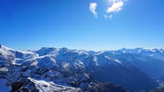 白雪皑皑的山脉鸟瞰图令人惊叹，蓝天充满活力，非常适合冬季旅行