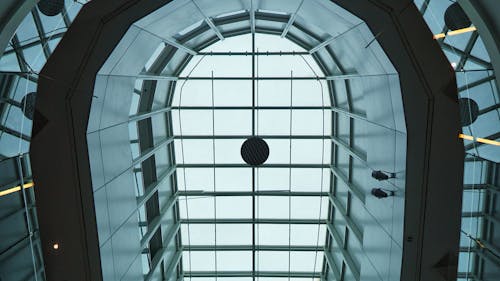透明なガラスの天井のローアングル写真