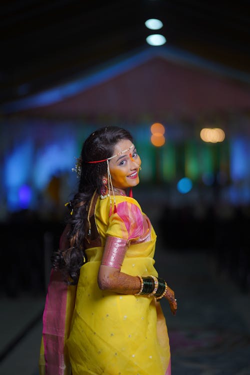 Gratis lagerfoto af brunette, gul kjole, indisk kvinde