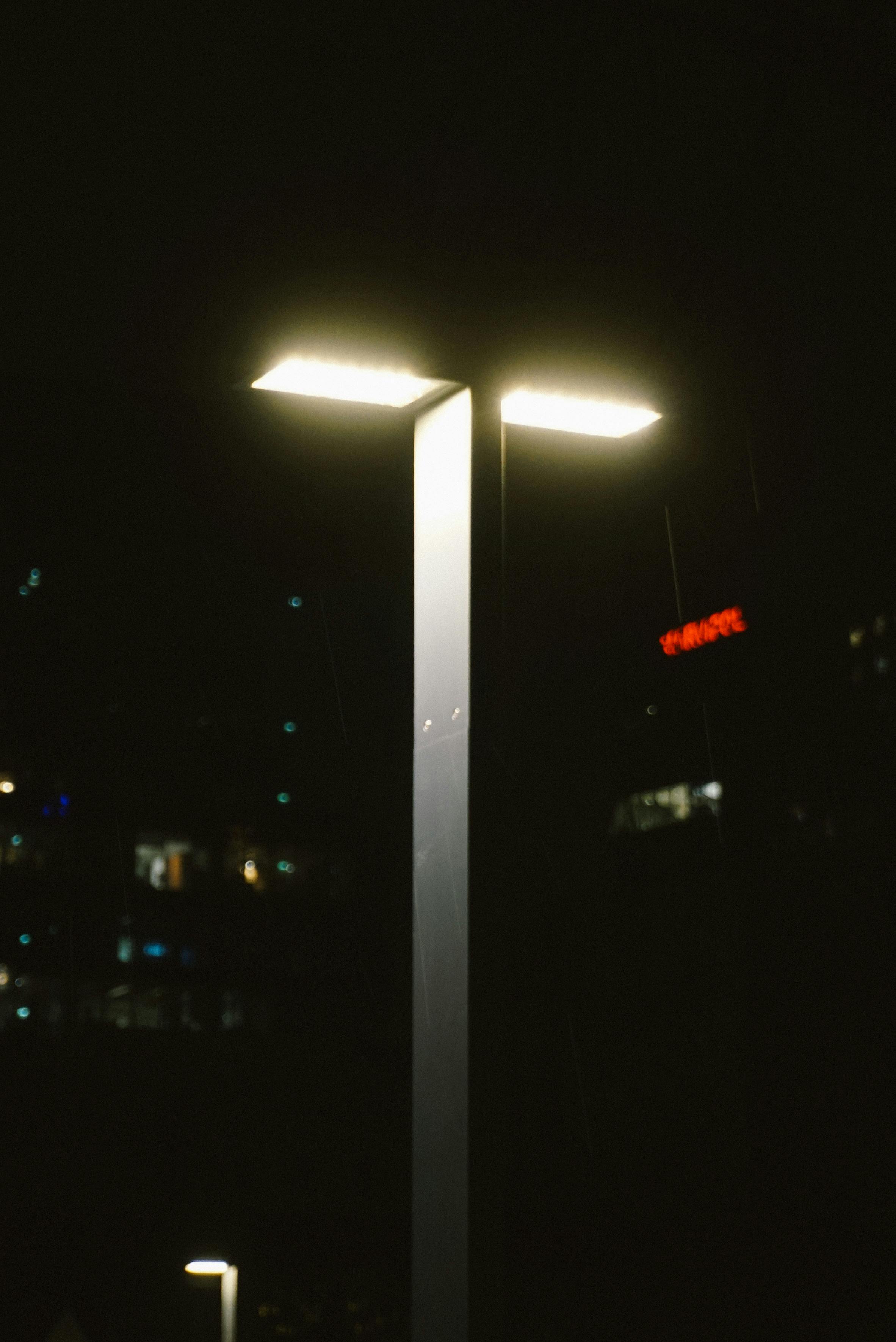 Gratis Luces De Farolas En La Oscuridad Foto de stock