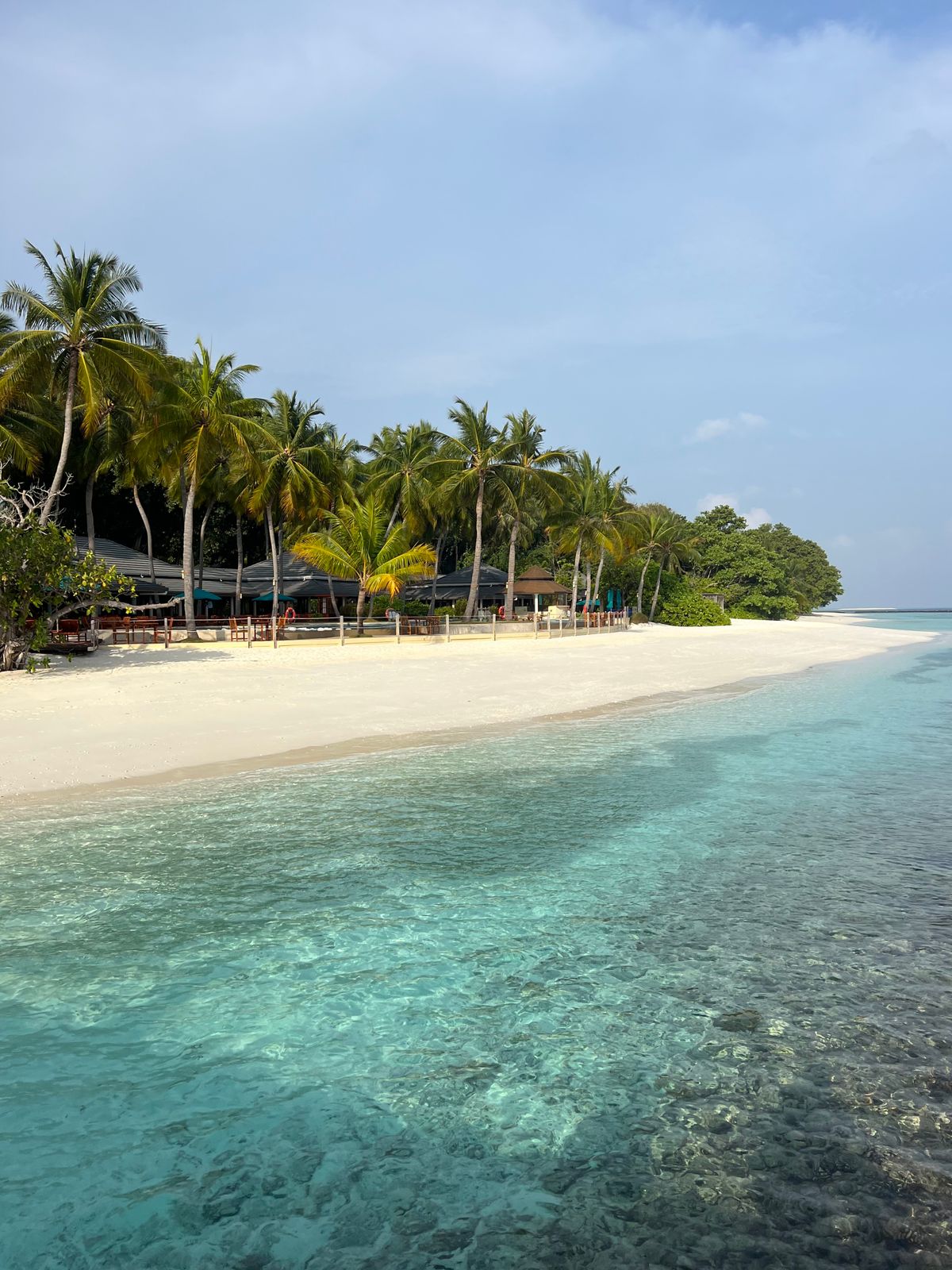 Unde te cazezi în Maldive - resort accesibil - plajă cu apă turcoaz