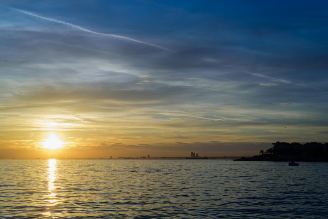 Kostenloses Stock Foto zu goldenen sonnenuntergang, lichtreflexion, meer