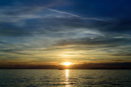 Foto profissional grátis de lindo pôr do sol, mar, nuvens