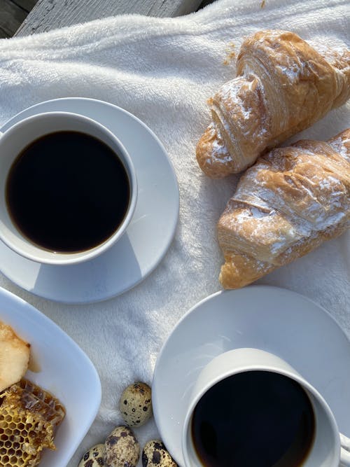 Ingyenes stockfotó croissant-ok, csészék, cukrászsütemény témában