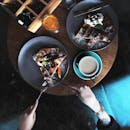 在俯瞰咖啡馆的舒适环境中享用早餐，包括华夫饼、咖啡和果汁，非常适合激发早晨的灵感