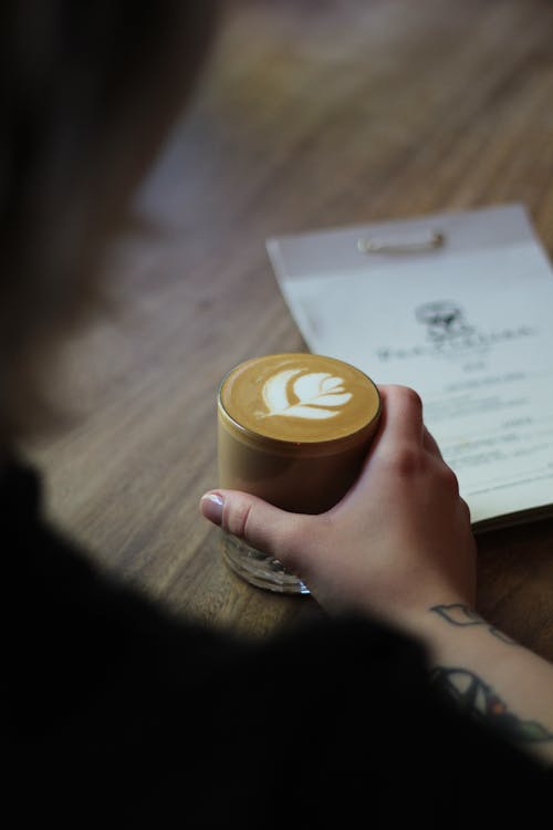 Δωρεάν στοκ φωτογραφιών με latte art, αναψυκτικό, άνθρωπος