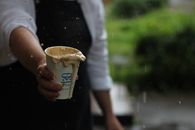 雨滴捕捉到一个人在户外拿着溢出的咖啡杯