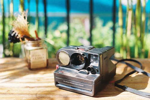 An old polaroid camera sitting on a table