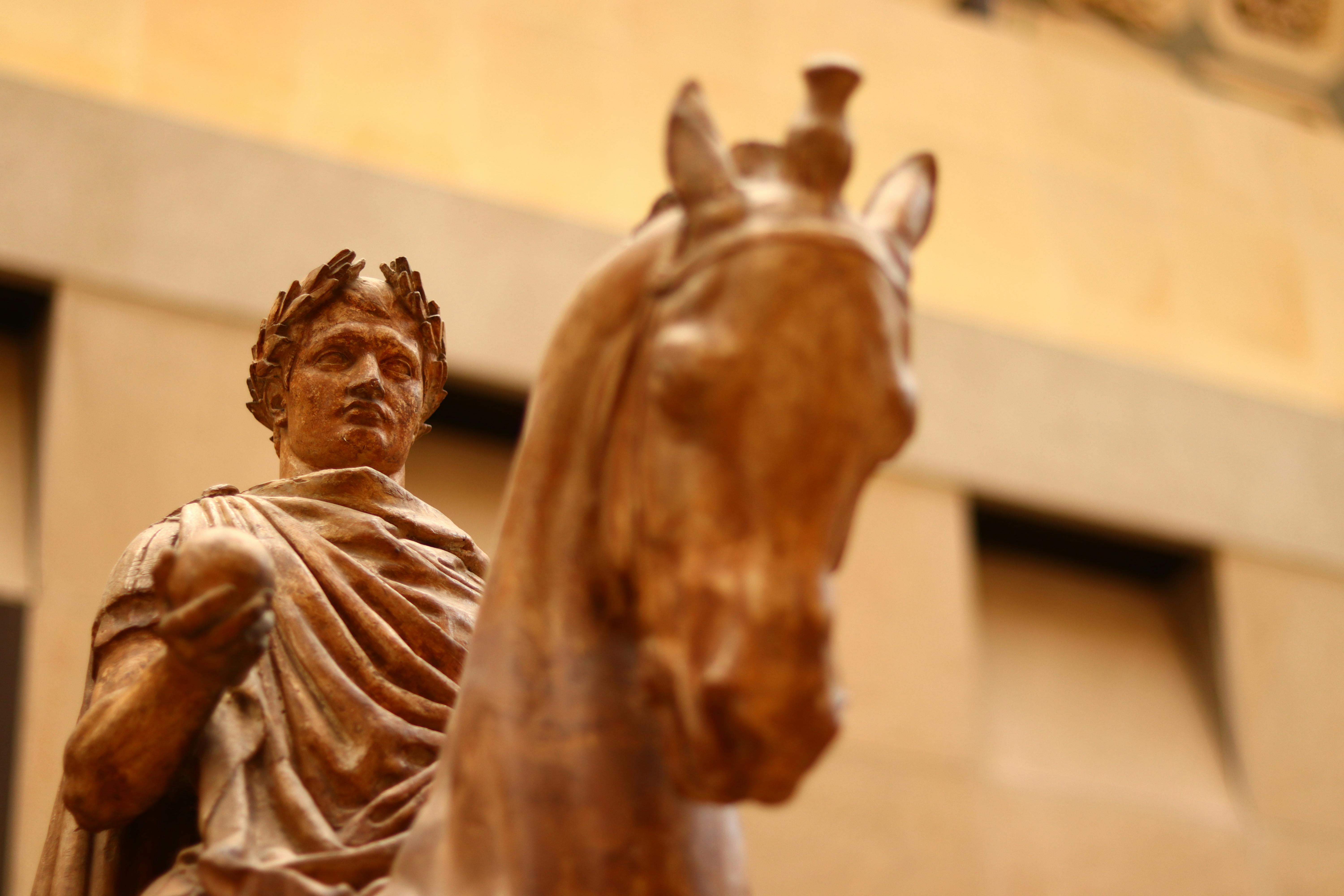 Tiktoker și fost paznic, identificat ca autor al jafului de la Luvru, cu antecedente de furt și cascadorii pe motocicletă