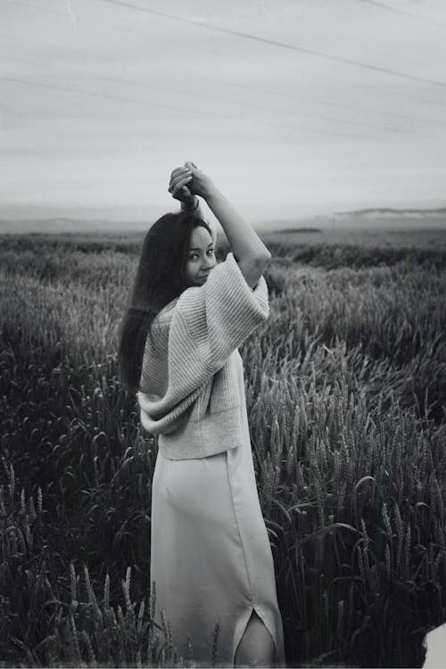 Immagine gratuita di bianco e nero, campo, guardando oltre la spalla