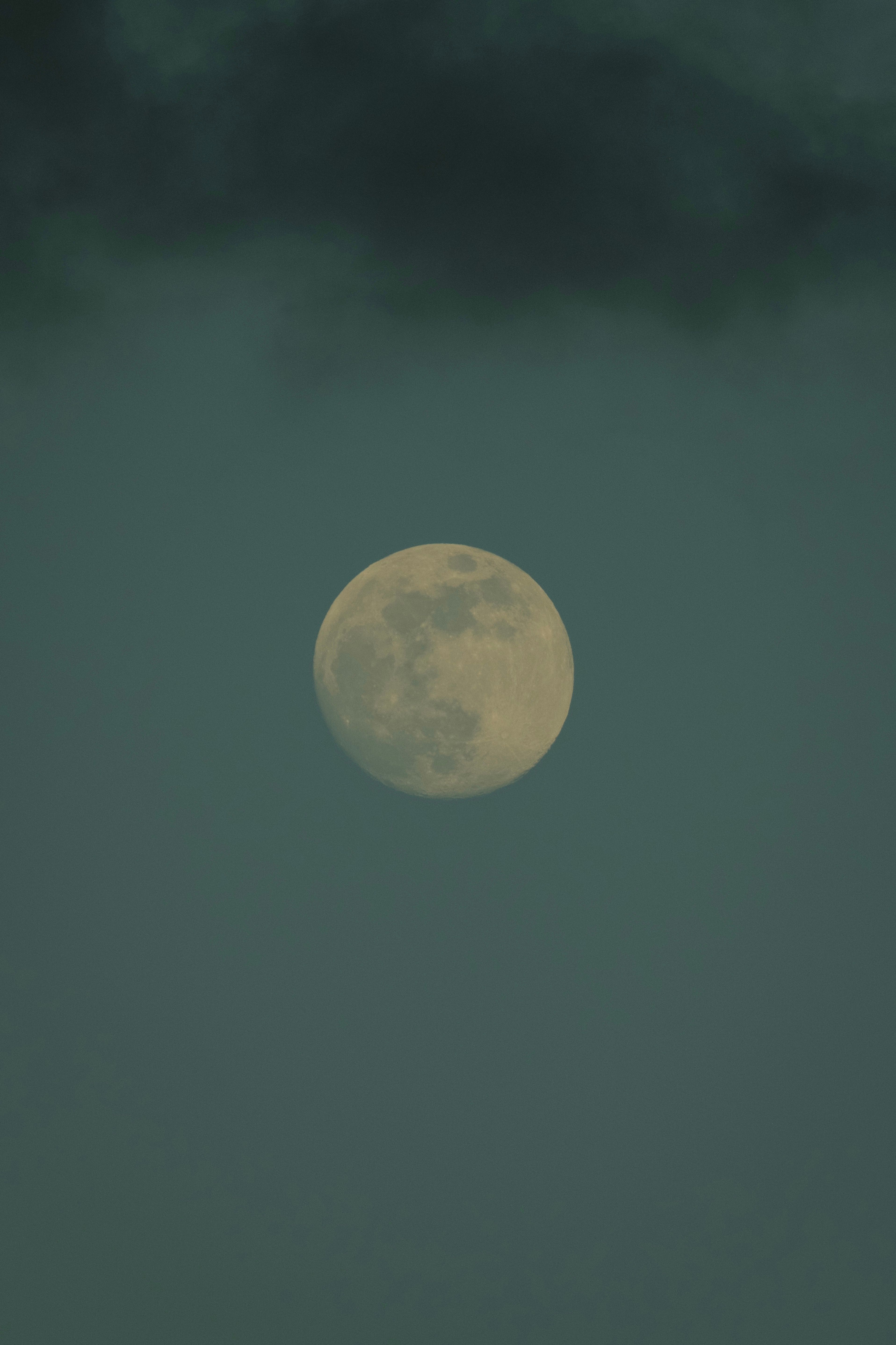 Fotomural Una vista serena de una luna llena rodeada de nubes contra el cielo nocturno.