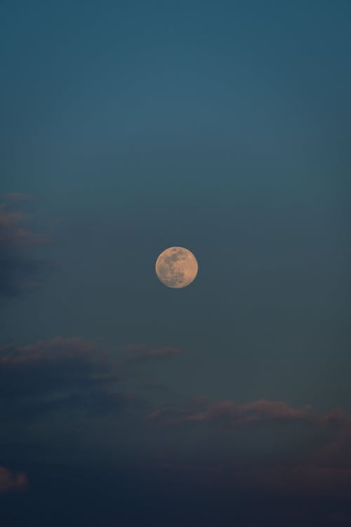 altın rengi gün batımı, ay, ay ve bulutlar içeren Ücretsiz stok fotoğraf