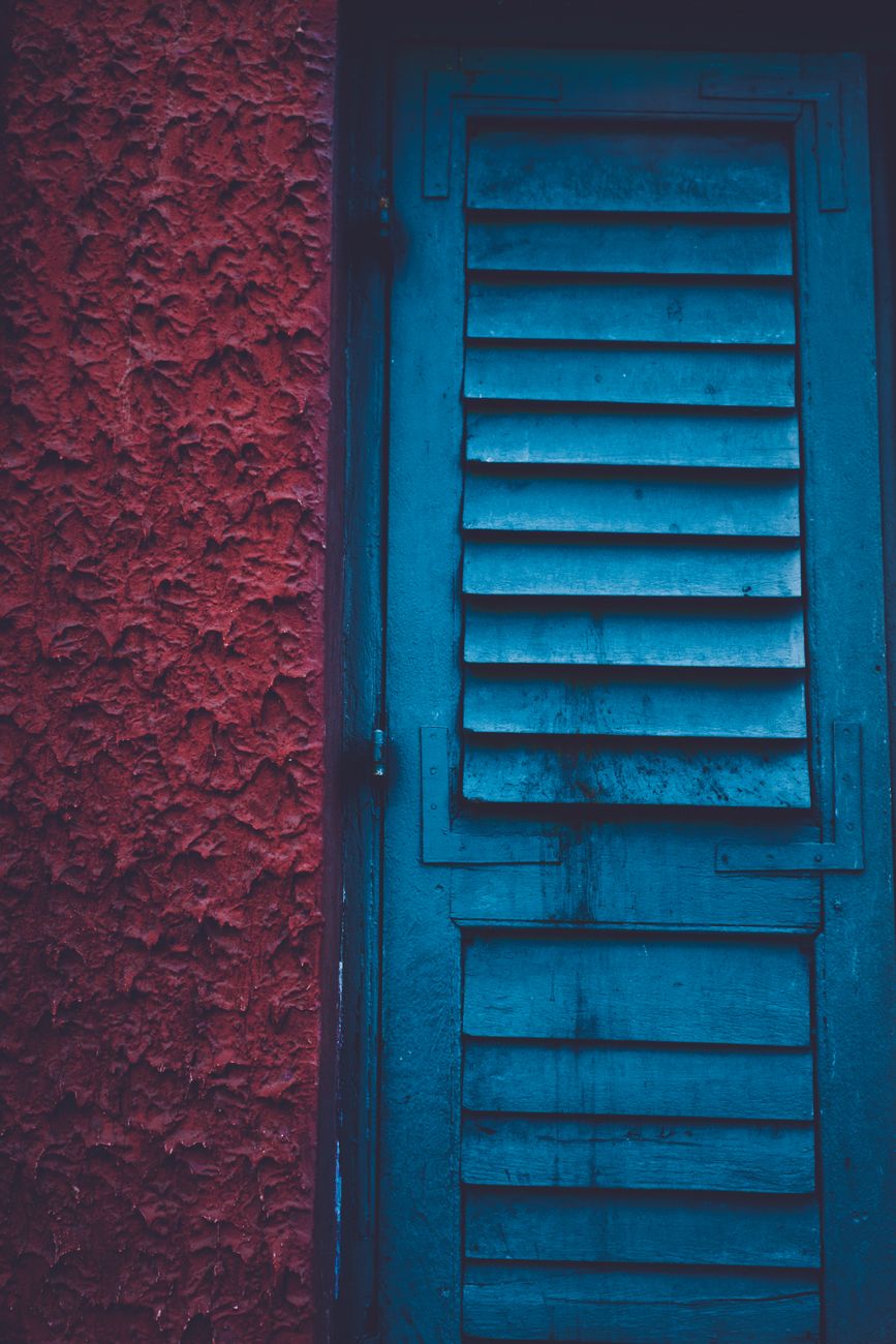 Blue and red is the combination of the moment: find out how to put together creative and interesting looks