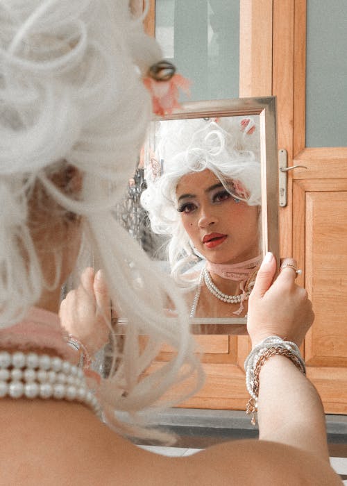 Foto profissional grátis de cabelo branco, cara, espelho