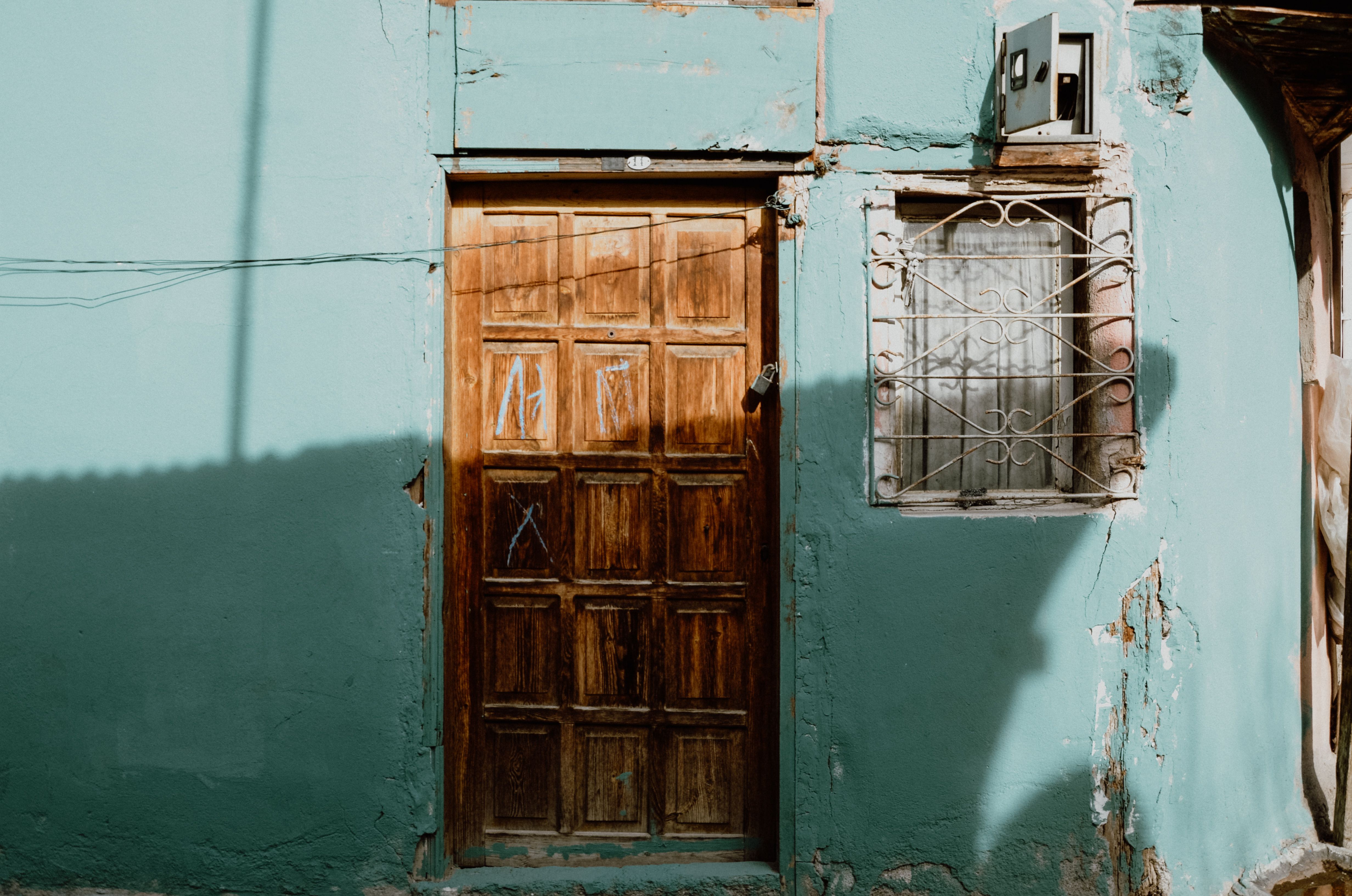 Detalle de una puerta antigua y colorida en Valparaíso