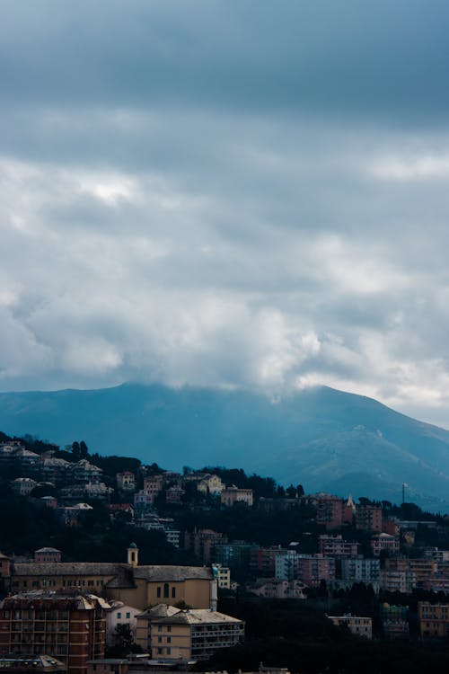 bulutlar, dağlar, dikey atış içeren Ücretsiz stok fotoğraf