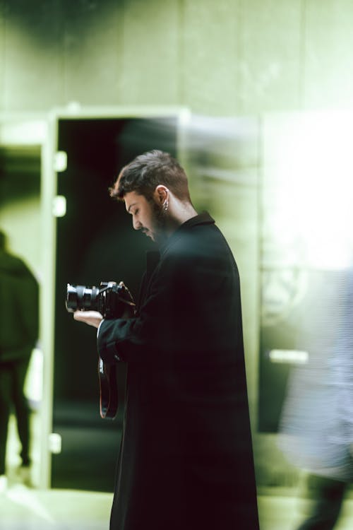 Základová fotografie zdarma na téma černý kabát, držení, fotoaparát