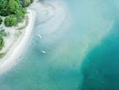 与宁静的桨板者一同探索库鲁宾海滩，从上方欣赏充满活力的蓝色海水和令人惊叹的海景