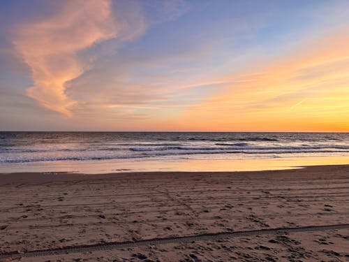Foto profissional grátis de alvorecer, areia, beira-mar