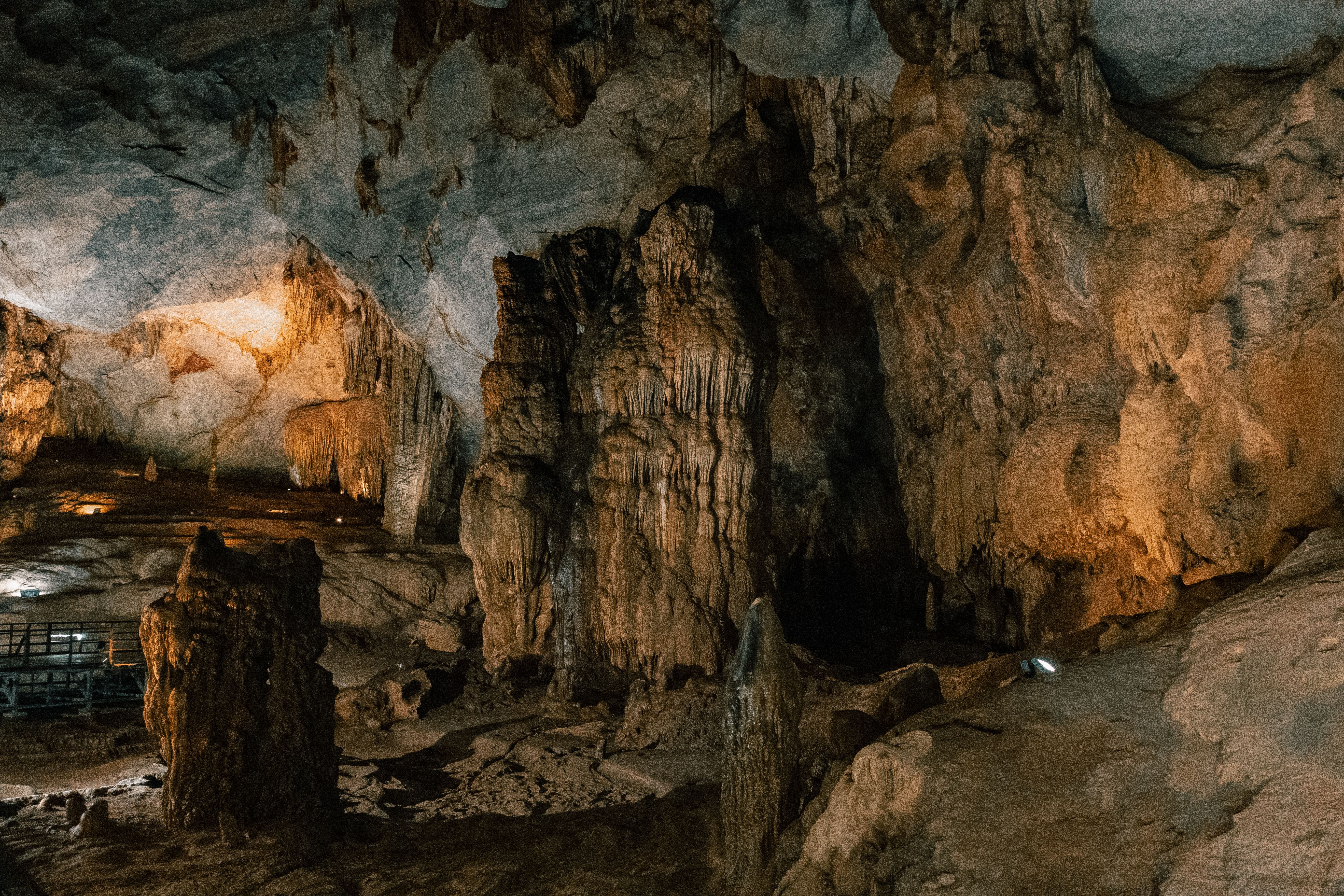 The inside of a cave with many rocks · Free Stock Photo