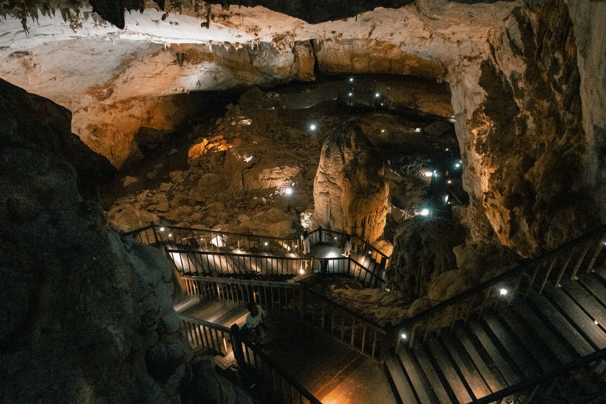Interior iluminado de la Paradise Cave en el Parque Nacional de Phong Nha