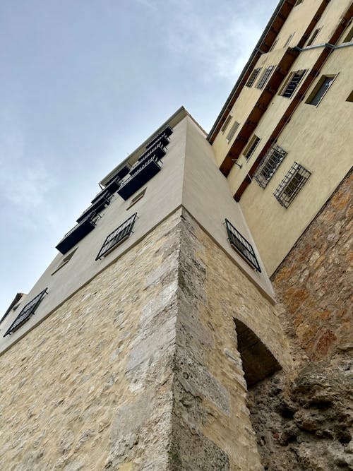 alleyways, balkonlar, çatılar içeren Ücretsiz stok fotoğraf