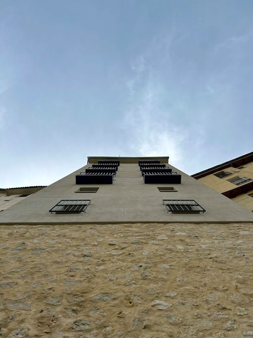 alleyways, balkonlar, çatılar içeren Ücretsiz stok fotoğraf