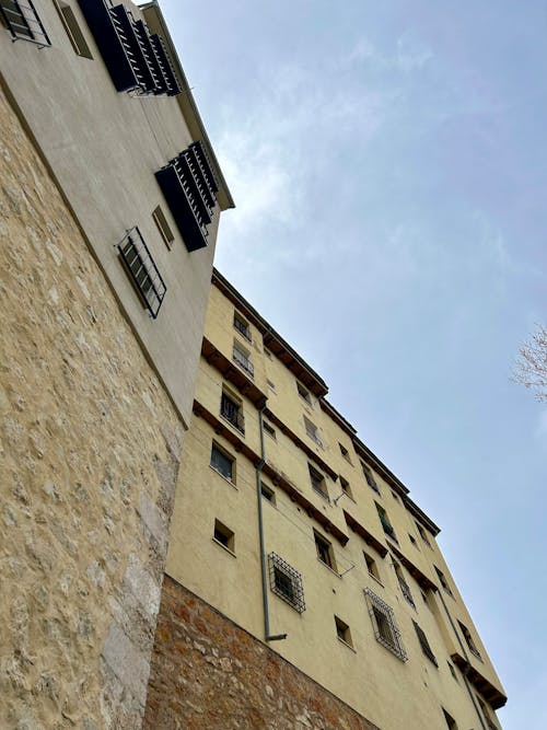 alleyways, balkonlar, çatılar içeren Ücretsiz stok fotoğraf