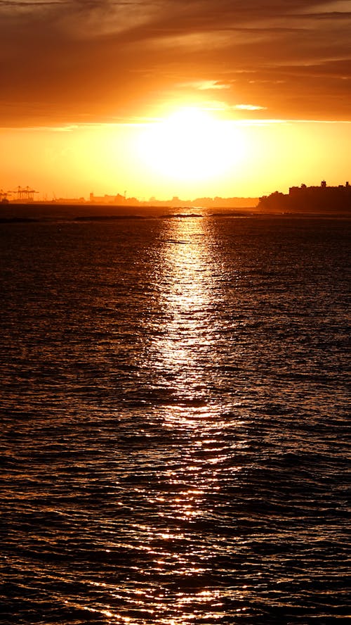 Gratis stockfoto met boven zee, gouden zonsondergang, lichte reflectie