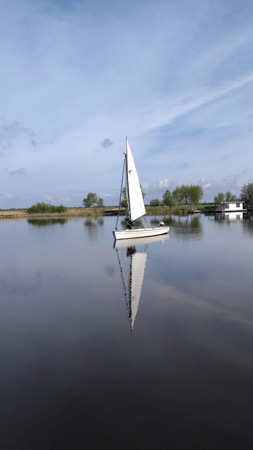 Foto profissional grátis de água, barco a vela, casa