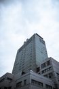 低角度拍摄的现代摩天大楼，在阴沉的天空下展现城市建筑风貌