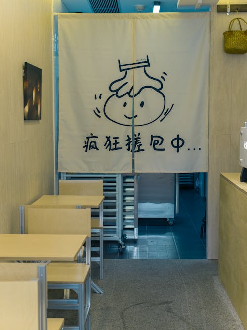 A restaurant with a sign that says, 'chinese restaurant'