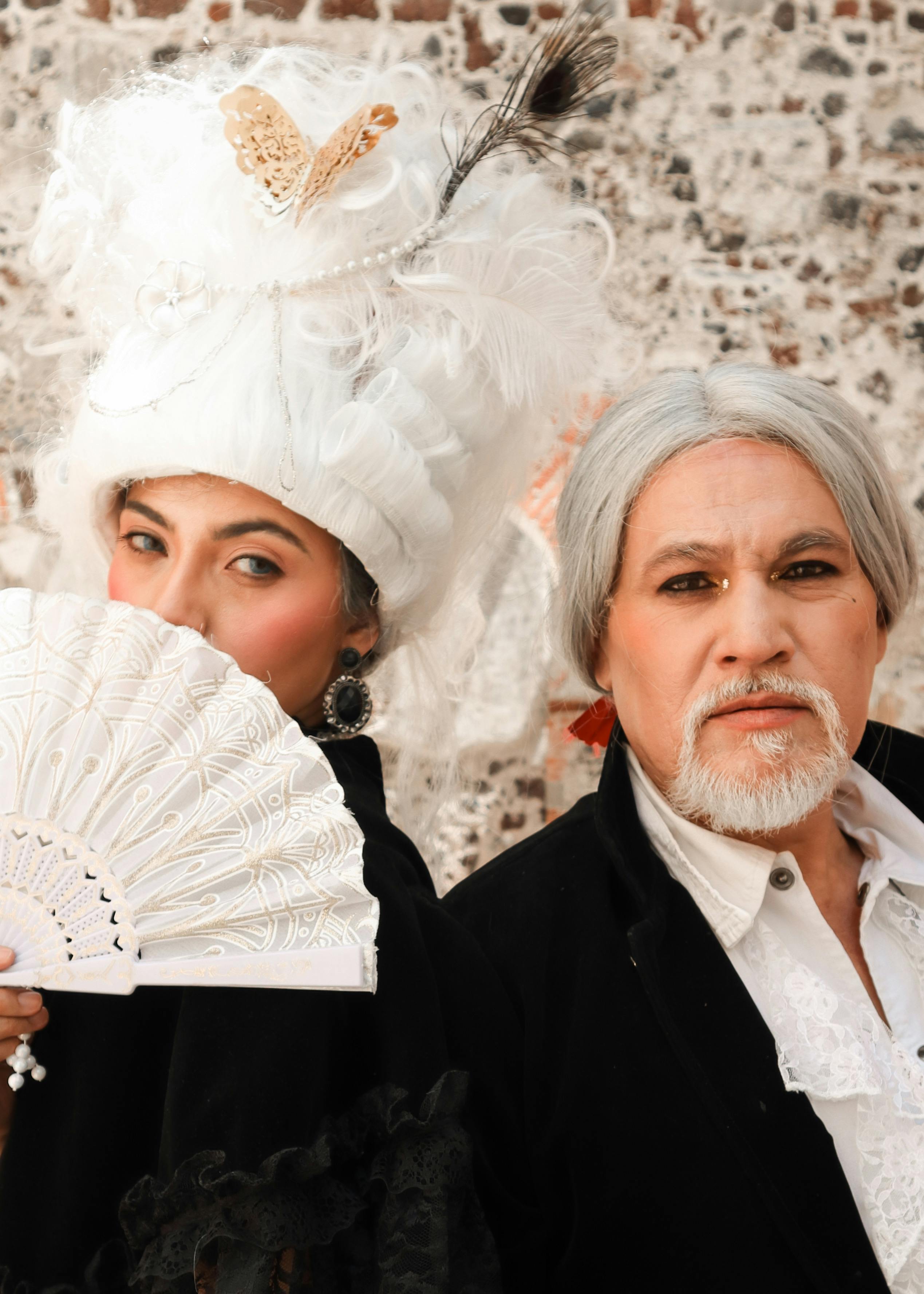 Ücretsiz Dönem Kostümleri Giymiş Bir Kadın Ve Bir Yelpazeyle Bir Erkek  Stok Fotoğraflar