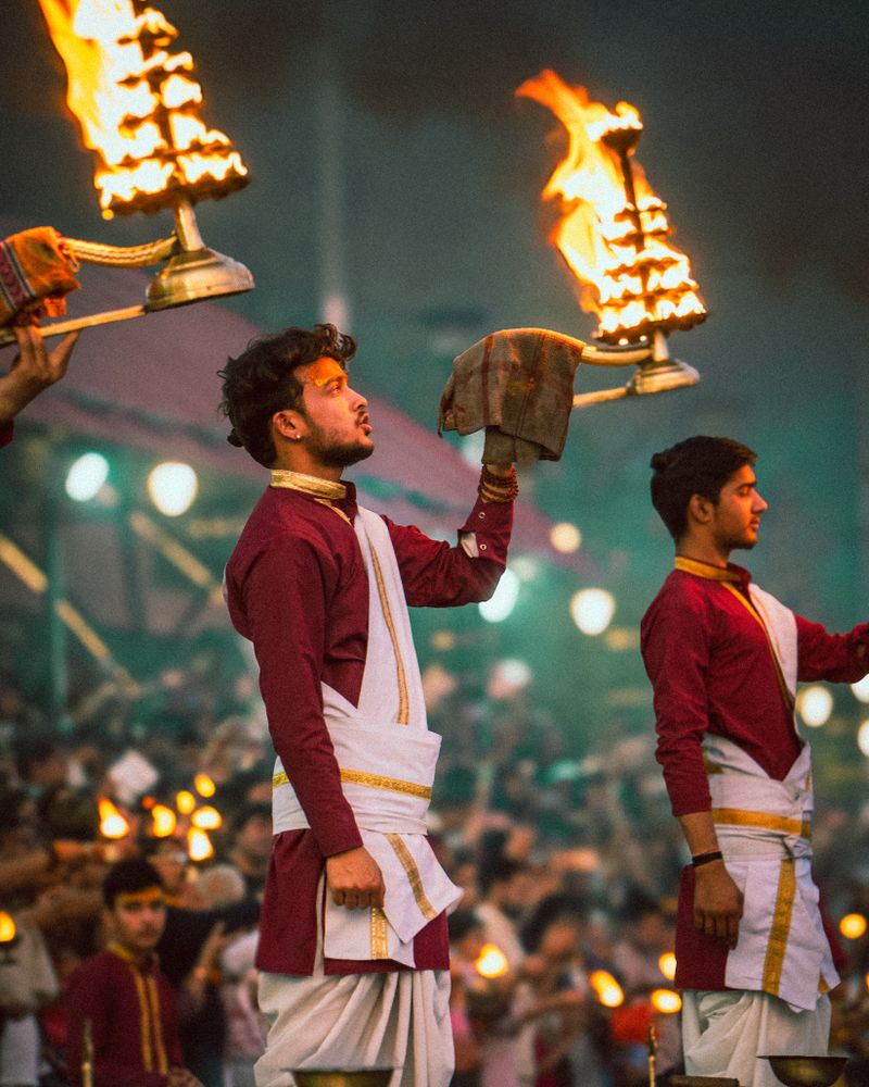 Sacerdotes no aarti do Ganges, em Rishikesh