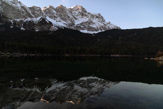 Spiegelung der Zugspitze im Eibsee bei Sonnenaufgang