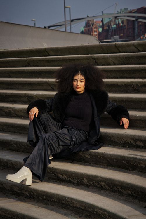 Foto De Stock Gratuita Sobre Abrigo Negro Botas Blancas Escaleras foto-de-stock-gratuita-sobre-abrigo-negro-botas-blancas-escaleras