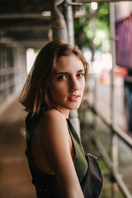 Stylish portrait of a young woman in an urban setting, São Paulo.