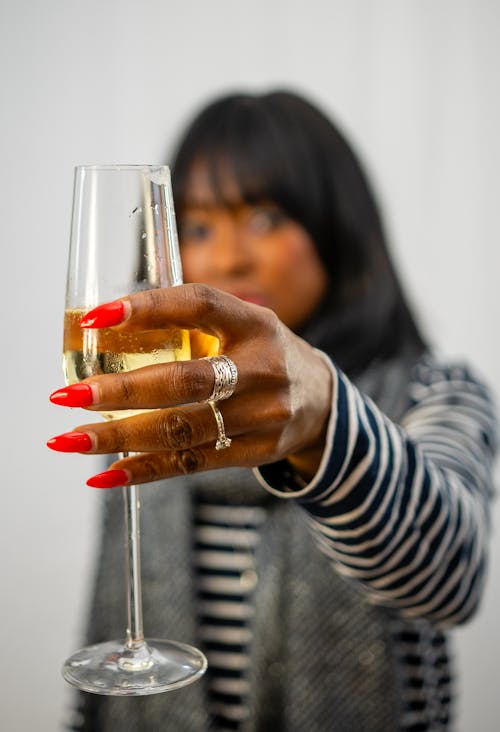 Femme avec verre de champagne 