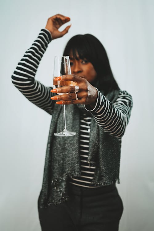 Femme avec verre de champagne 