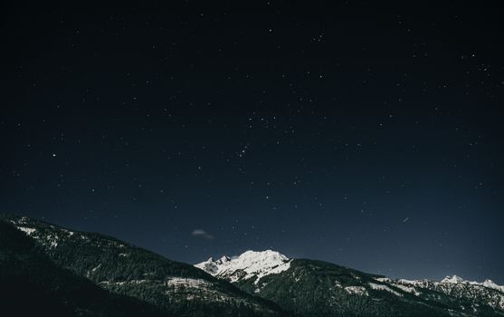 Dramatische Berge & Himmel – Weltraum Hintergrundbild