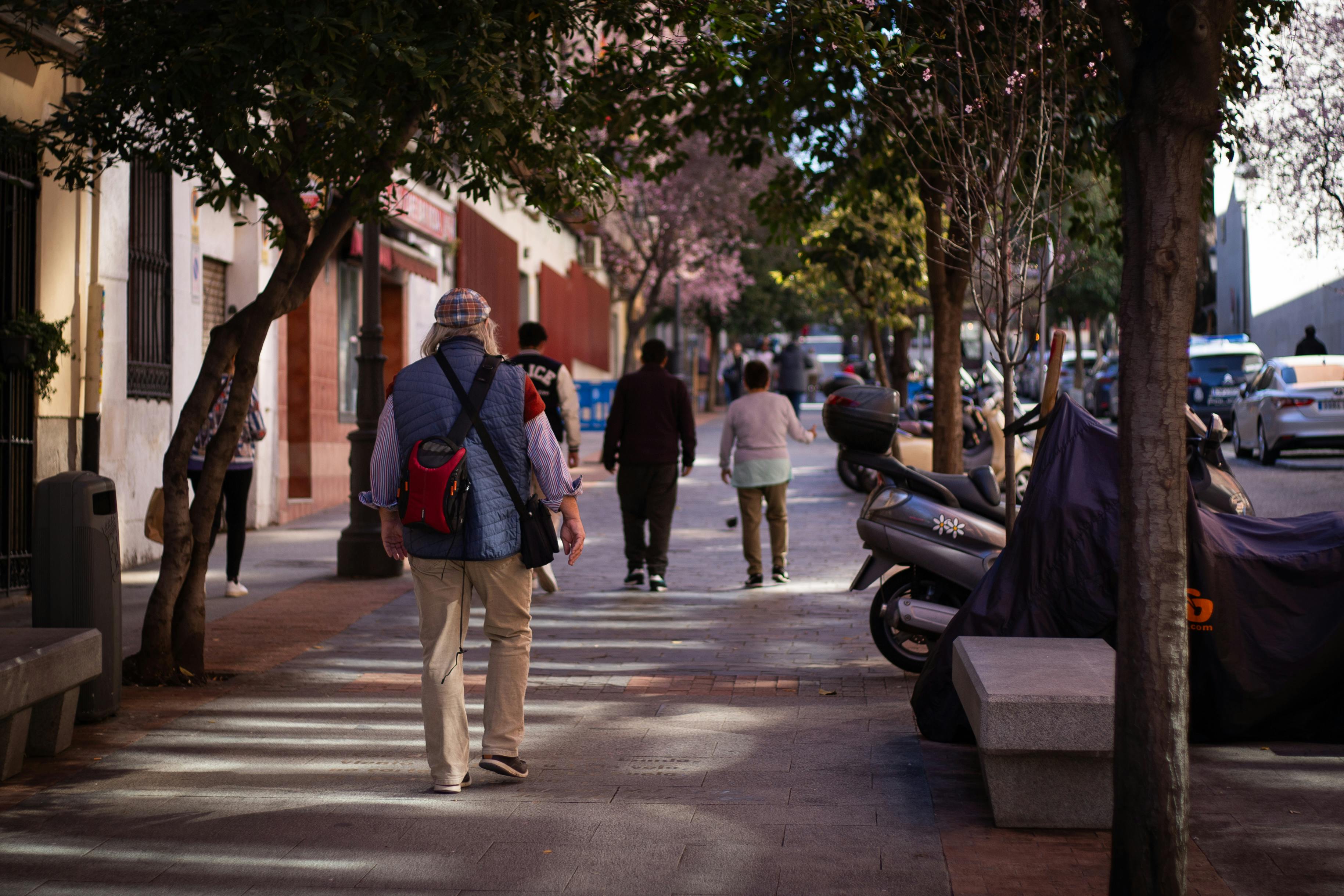 Better integrating walking and public transport is key to enhance active mobility, shows UN policy brief — Photo by Catalin M