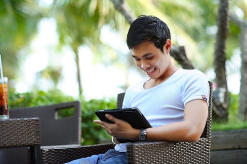 Free Man in White Shirt Using Tablet Computer Shallow Focus Photography Stock Photo